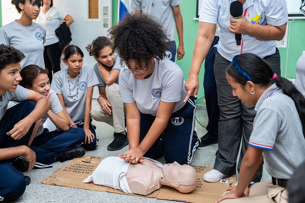 Taller de primeros auxilios realizados en el Politécnico Prof. Mercedes Altagracia Cabral De León De Guayabal por la LICDA. Rita Inés García